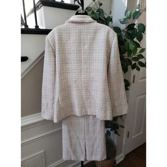 Tahari Arthur S. Levine Skirt Suit Set Womens 22W Beige Fringe Trim Notch Lapel - Picture 4 of 16